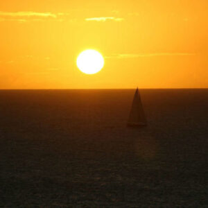 Segelbootfahrt bei Sonnenuntergang von Fornells