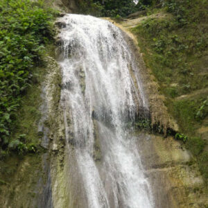 Trekking durch das Talisay-Gebirge
