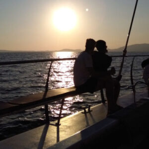Katamaran durch die Bucht von Palma bei Sonnenuntergang