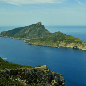 Katamaran entlang der Küste von Mallorca und Isla Dragonera