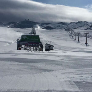 Skipass für die Sierra Nevada + Verleih von Ski- oder Snowboardausrüstung