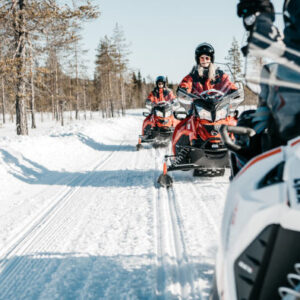 Schneemobilfahrt durch Äkäslompolo