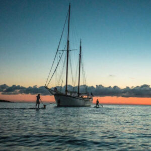 Segelbootfahrt bei Sonnenuntergang
