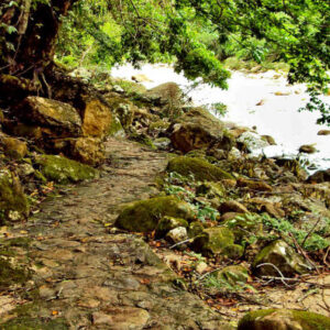 Wandern durch den Wasserfall Huacamaillo