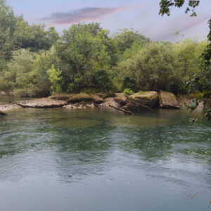 Paddelsurfen auf dem Fluss Deva